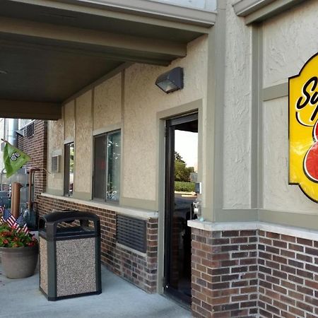 Отель Super 8 By Wyndham Ottawa Starved Rock Экстерьер фото