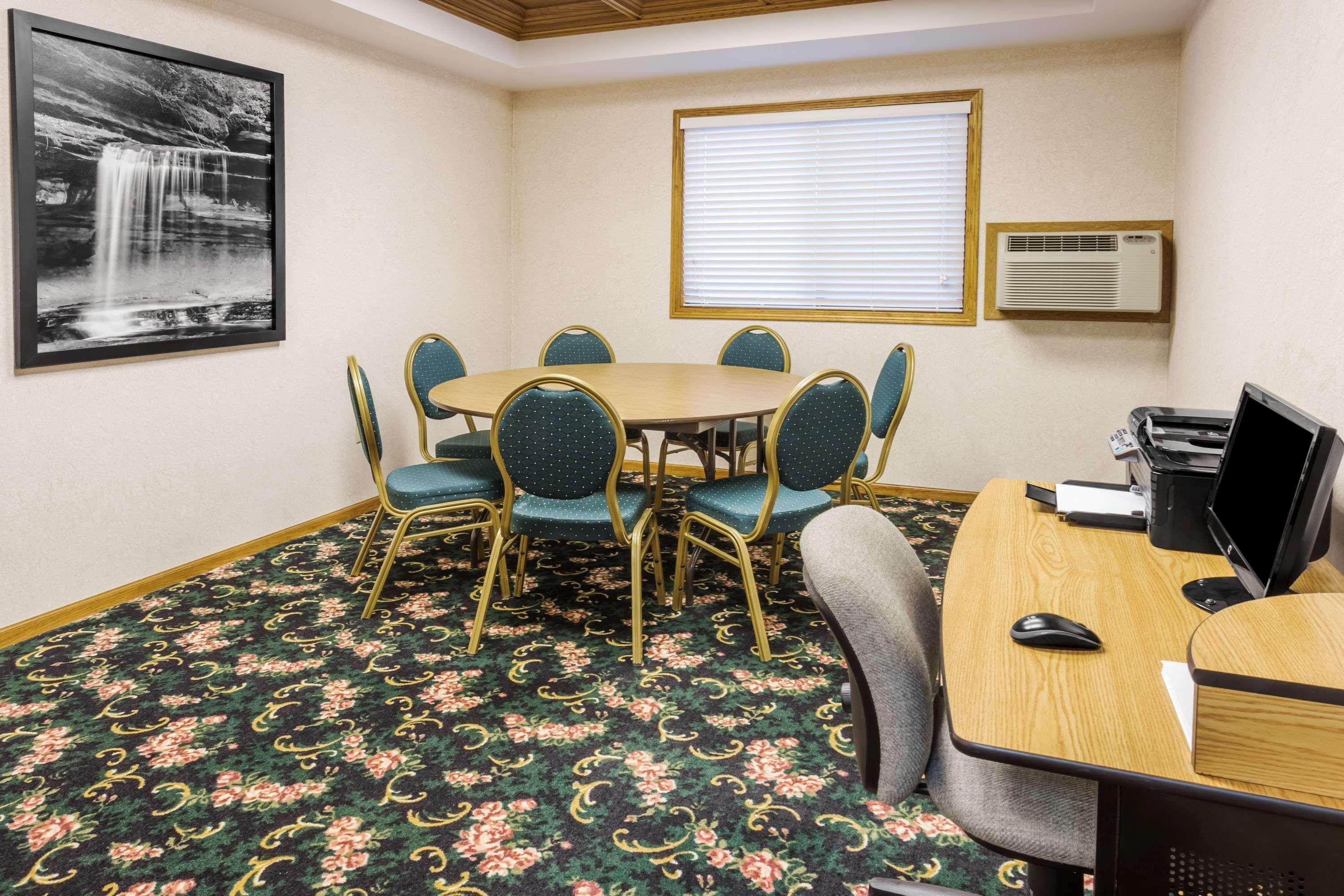 Отель Super 8 By Wyndham Ottawa Starved Rock Экстерьер фото